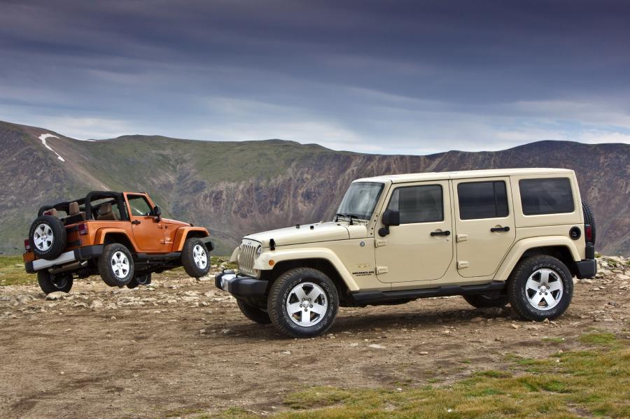  Jeep Wrangler Sahara 2011 года  (фото 2 из 15)